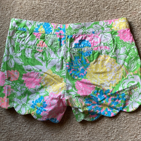 Lilly Pulitzer Hibiscus Stroll Print Buttercup Scalloped Shorts Size 6 - Picture 2 of 5